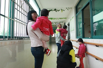 常到儿童福利院看看 给孤残儿童一个温暖的拥抱