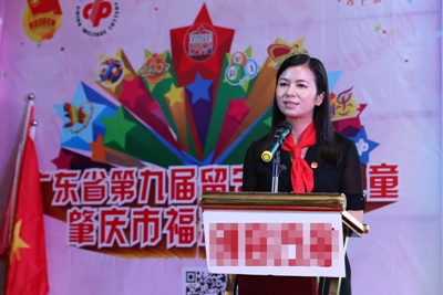 图为团市委书记唐莹为孩子们寄语