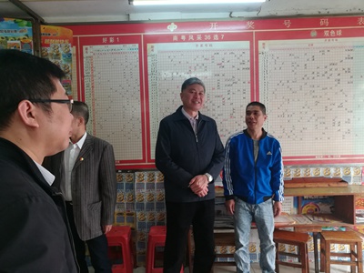 局长梁靖伟及佛山市福彩中心副主任蔡建新等人到我区对投注站进行了新