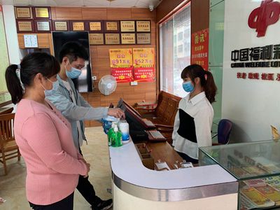 工作人员为销售员讲解防疫物资使用方法